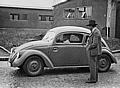 Ferdinand Porsche 1937 vor einem Wagen aus der VW-Prototypenreihe W30. 